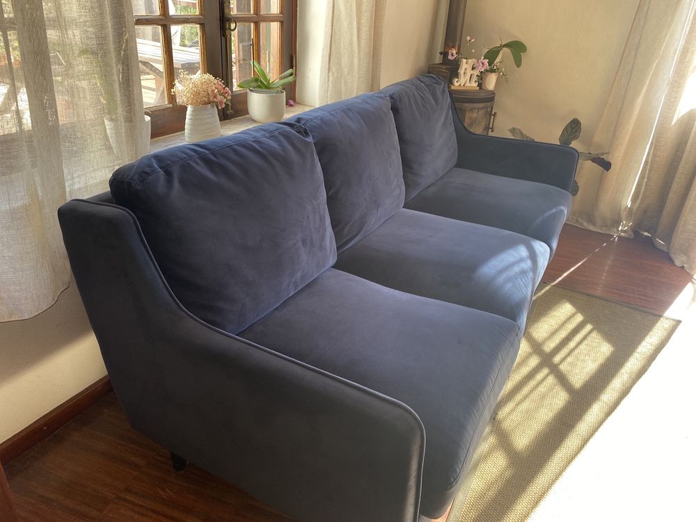 Sofa azul de veludo