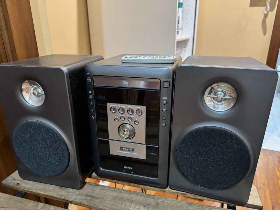 Rádio com colunas e antena