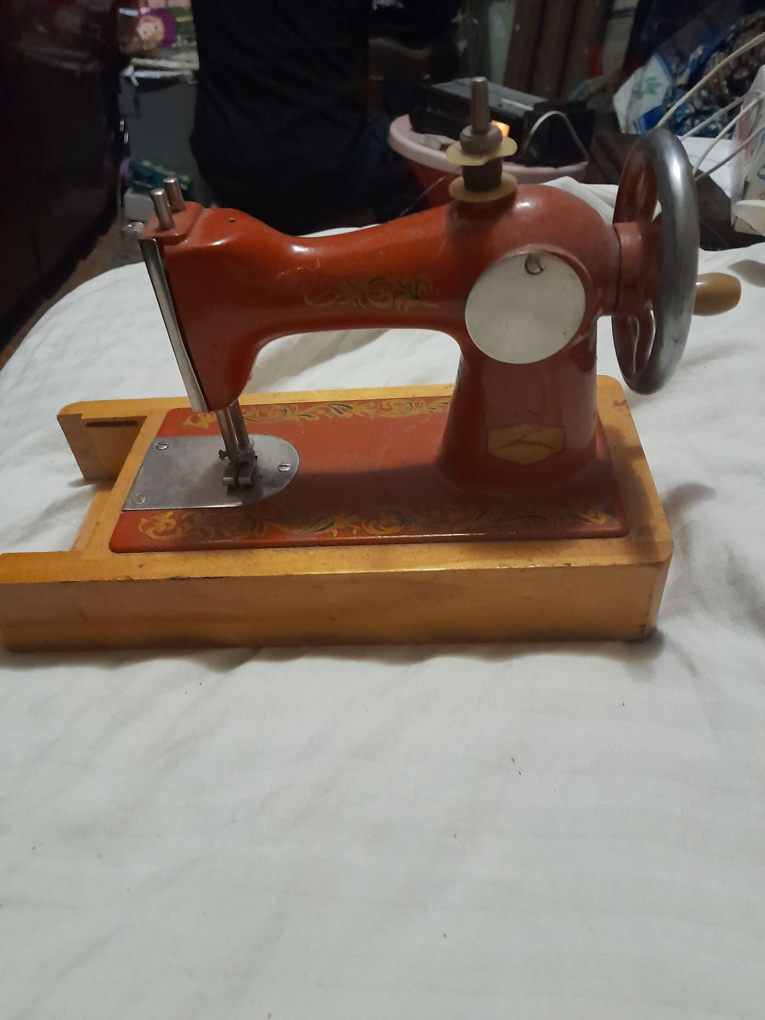 Продам срочно детскую швейную машинку СССР