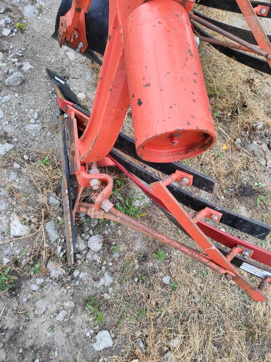 Pług obrotowy KUHN Varimaster 120 ażurowy 4 skibowy. Gregoire Besson