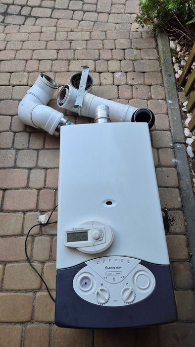 Piec gazowy dwufunkcyjny Ariston Egis 24FF + rury + sterownik pokojowy