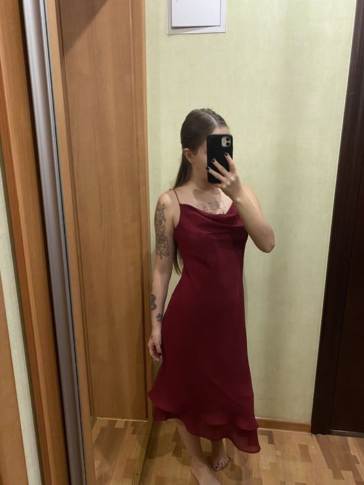 Сукня міді