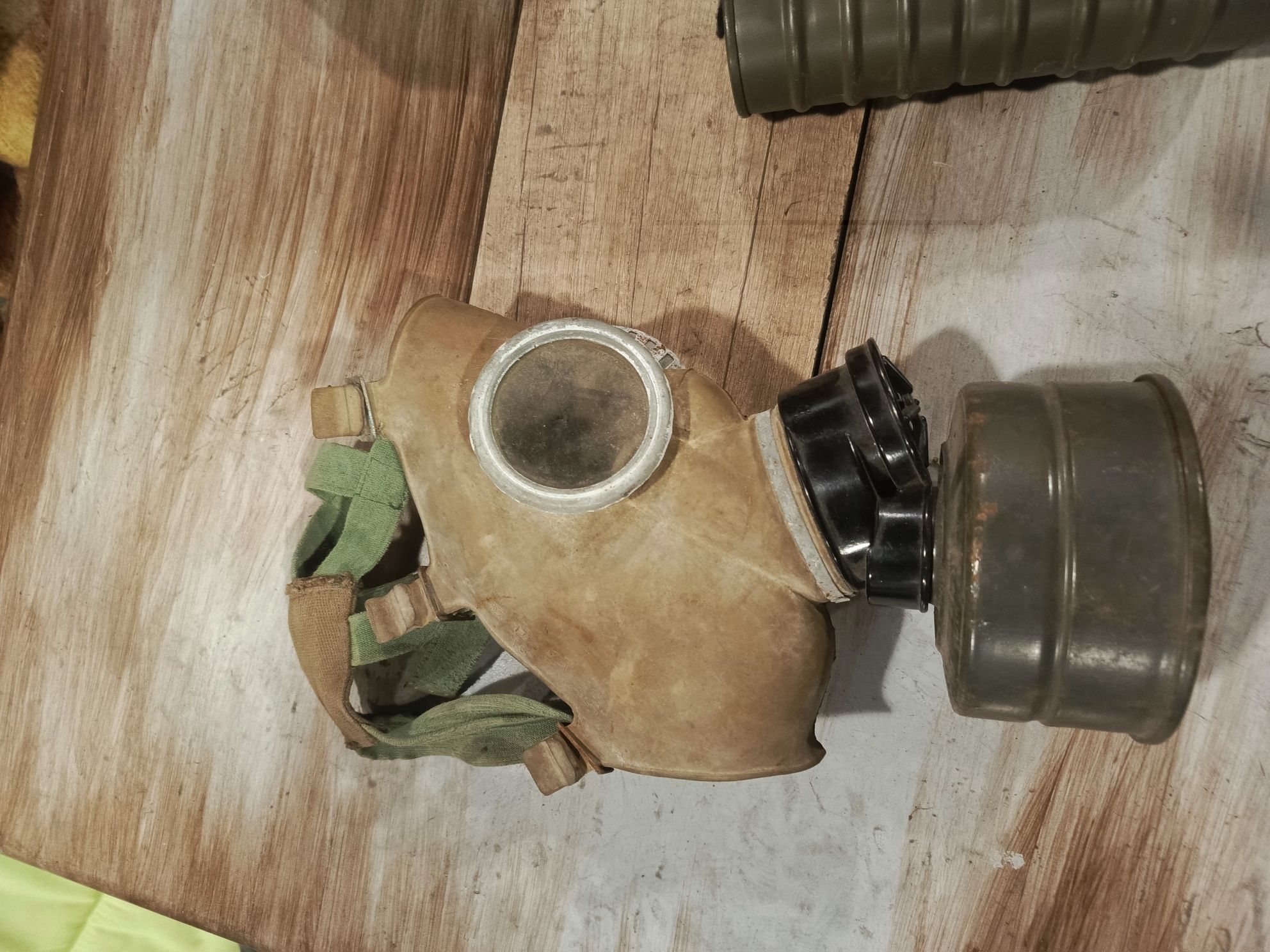 Militaria stare maski gazowe z PRL