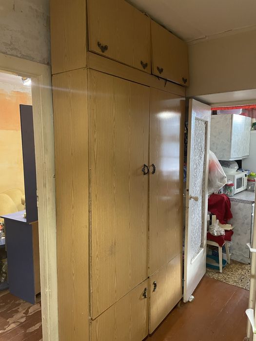 Продам дві шафи з прихожої. Самовивіз.