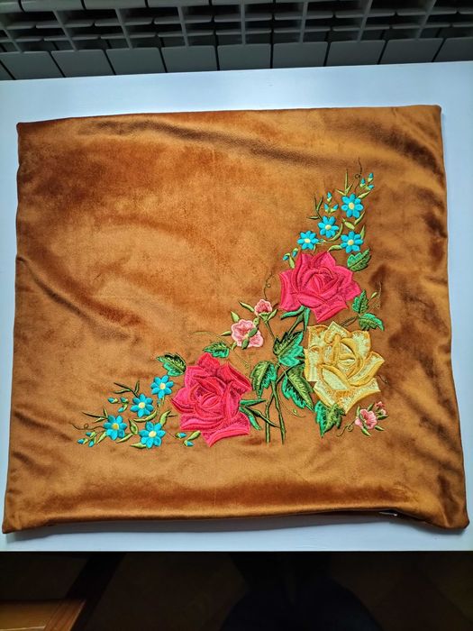 Nowa aksamitna haftowana w kwiaty (folkowa, ludowa) poszewka na jasiek
