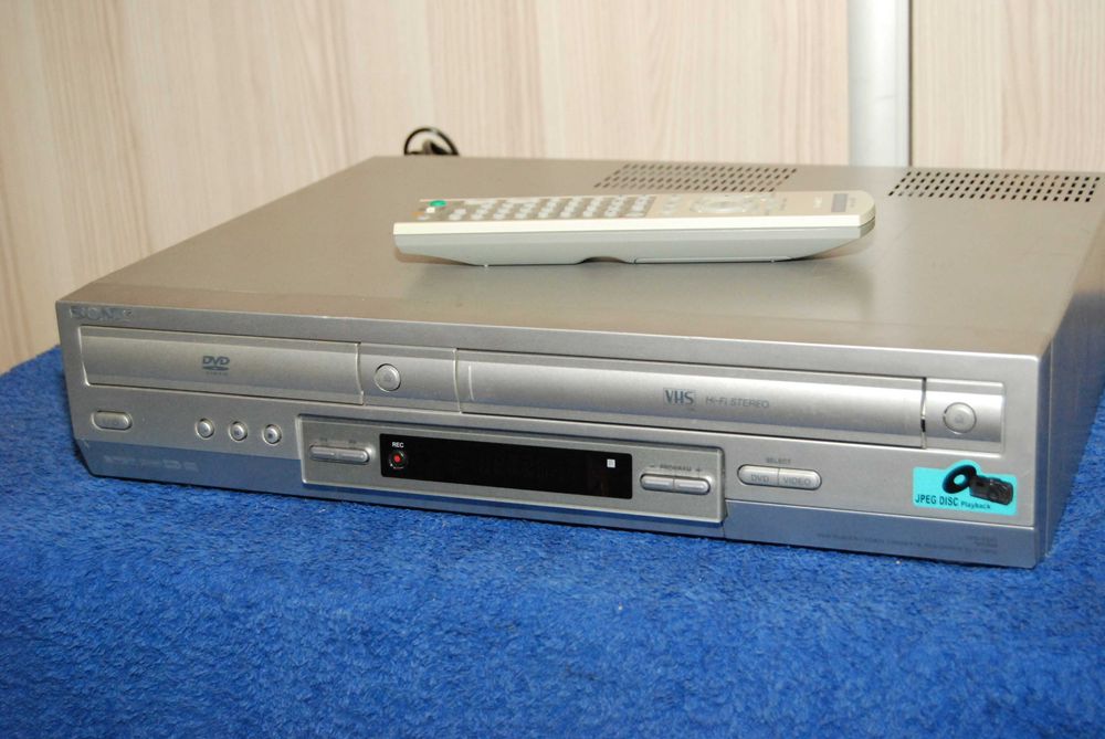 Magnetowid na kasety VHS z DVD Sony SLV-D910E z pilotem