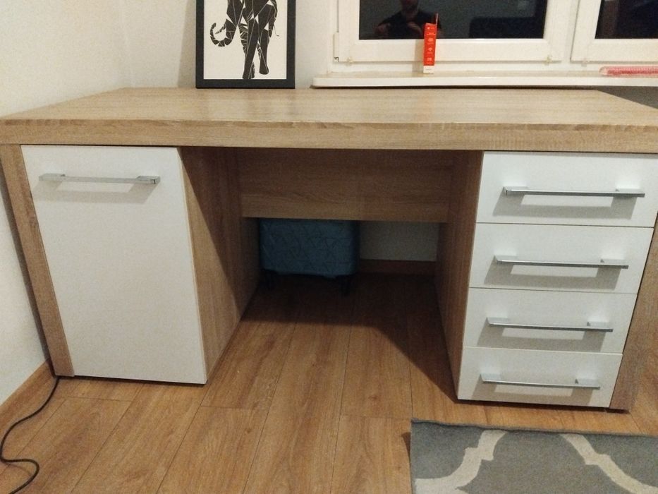 Wygodne i pojemne biurko z BRW