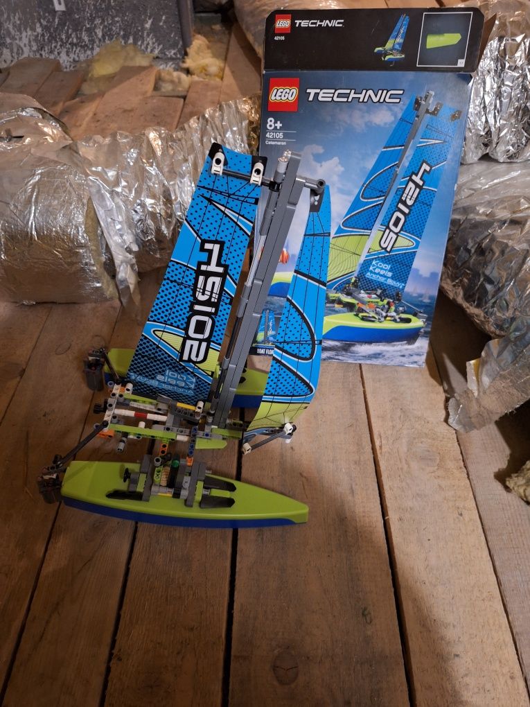Lego technic 42105 katamaran