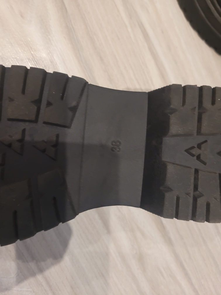 czarne lakierowane mokasyny oksfordki Cropp r.38