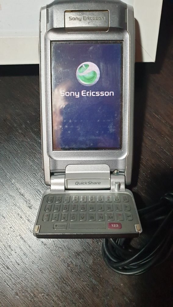 Telefon Sony Ericsson P910 ze stacją dokującą i rysikiem