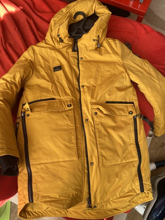 Жіночка парка горчичного кольору