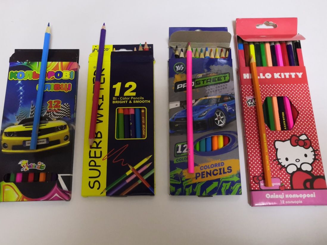 Кольорові олівці 12 олівчиків.