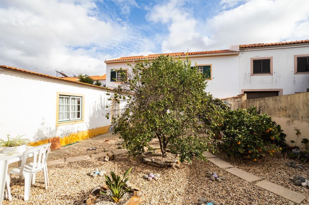 Moradia Geminada Aconchegante com 5 Quartos e Jardim em Localização Tr