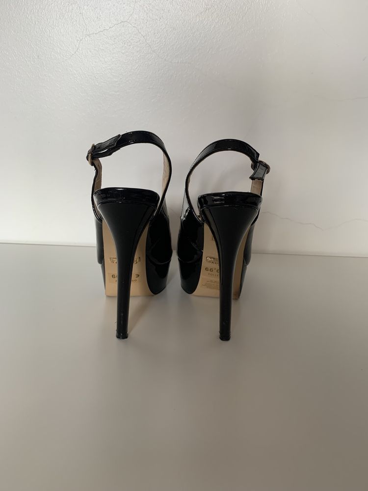 Sapatos salto alto pretos