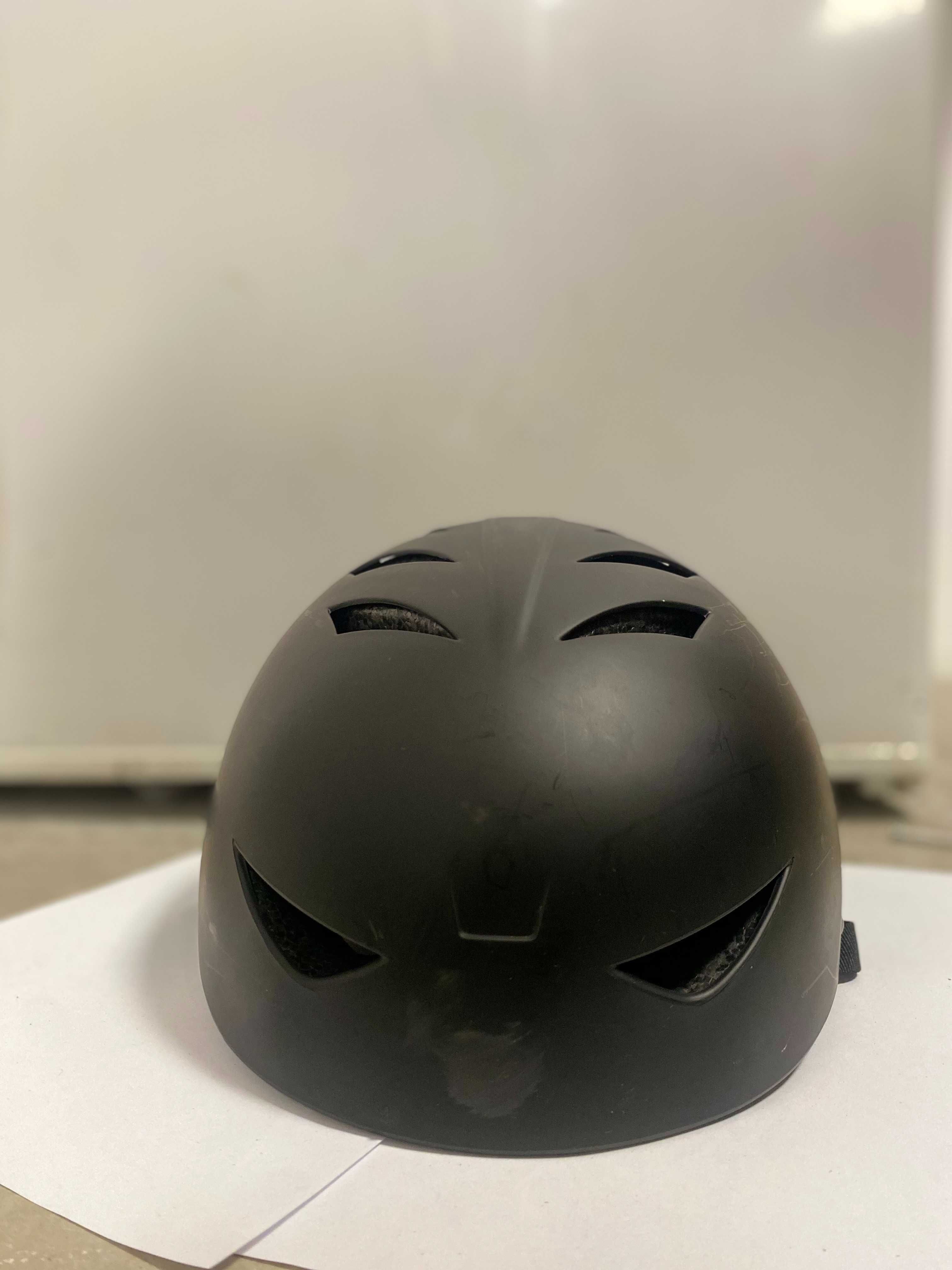 Kask rowerowy typu urban/skate – czarny mat