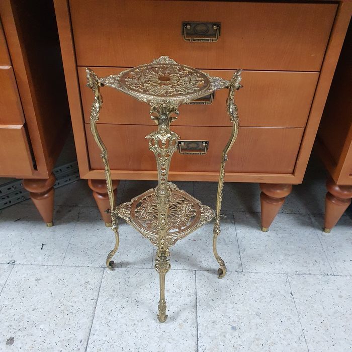 Kwietnik mosiężny stojący na trzech nogach