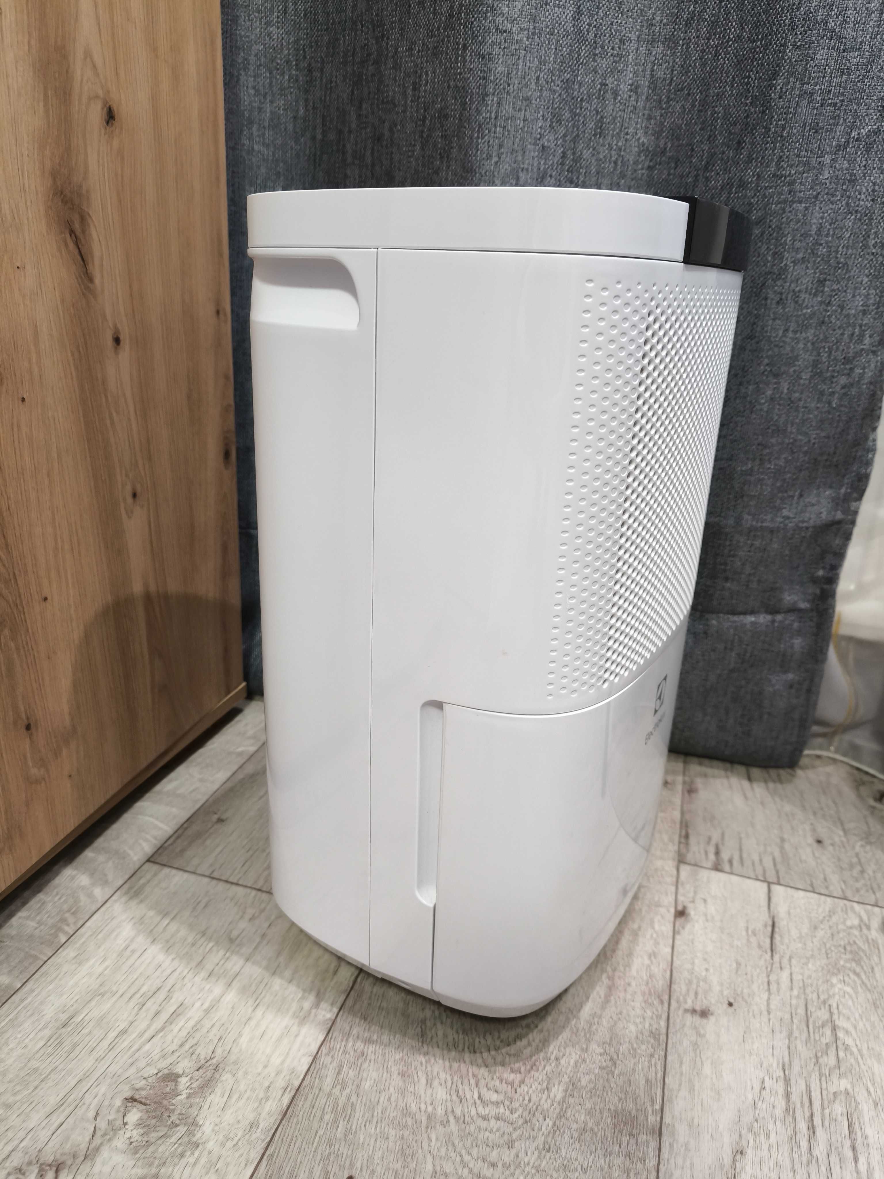 Осушитель воздуха Electrolux EDH-12L с функцией очистки воздуха