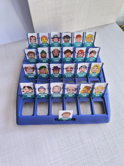 Розвиваюча сімейна настільна гра "вгадай хто я"