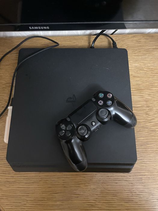 Продам PlayStation 4 slim