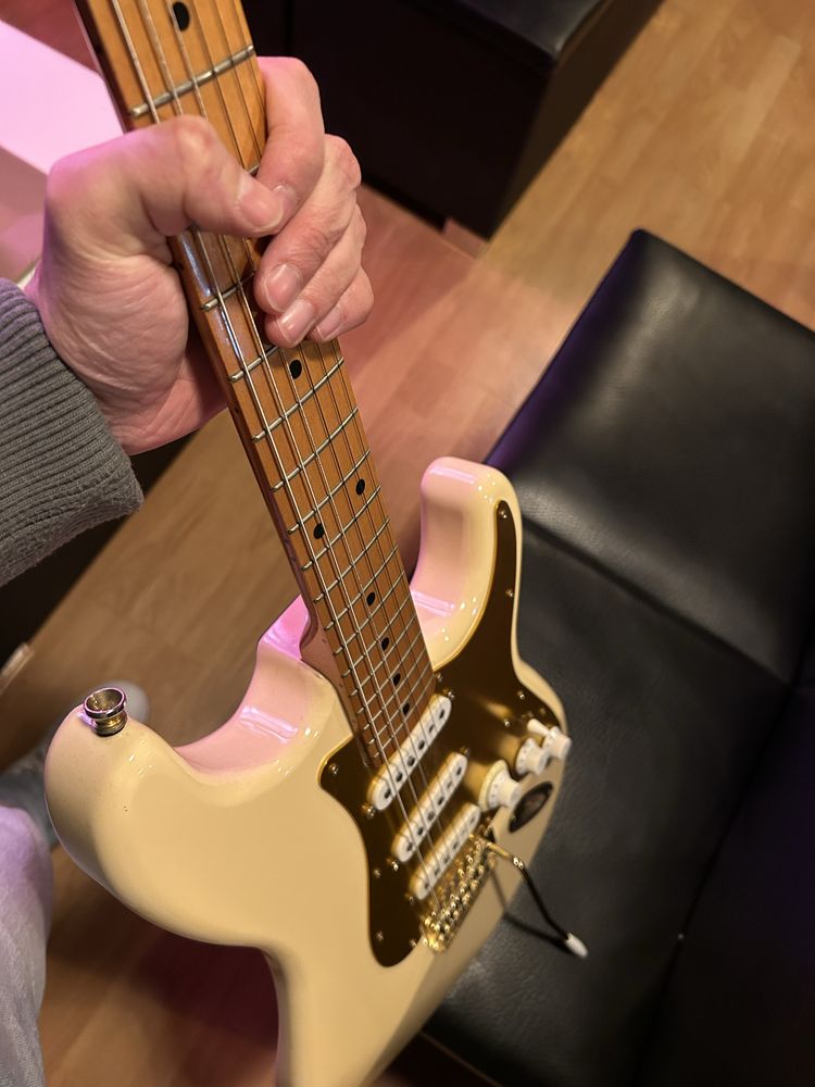 Fender stratocaster custom personalizada gold hardware e afinador