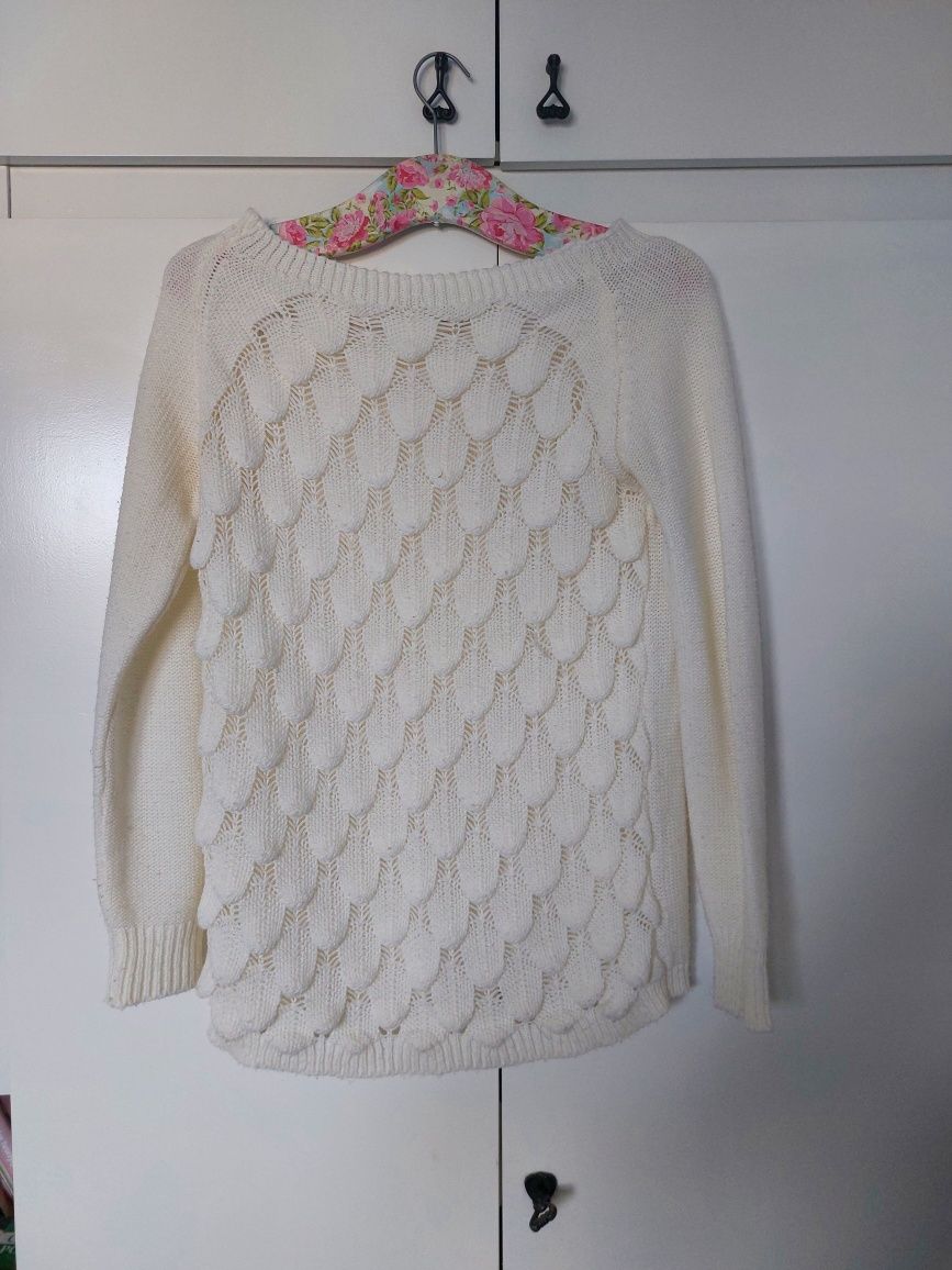 Biały gruby sweter na zimę