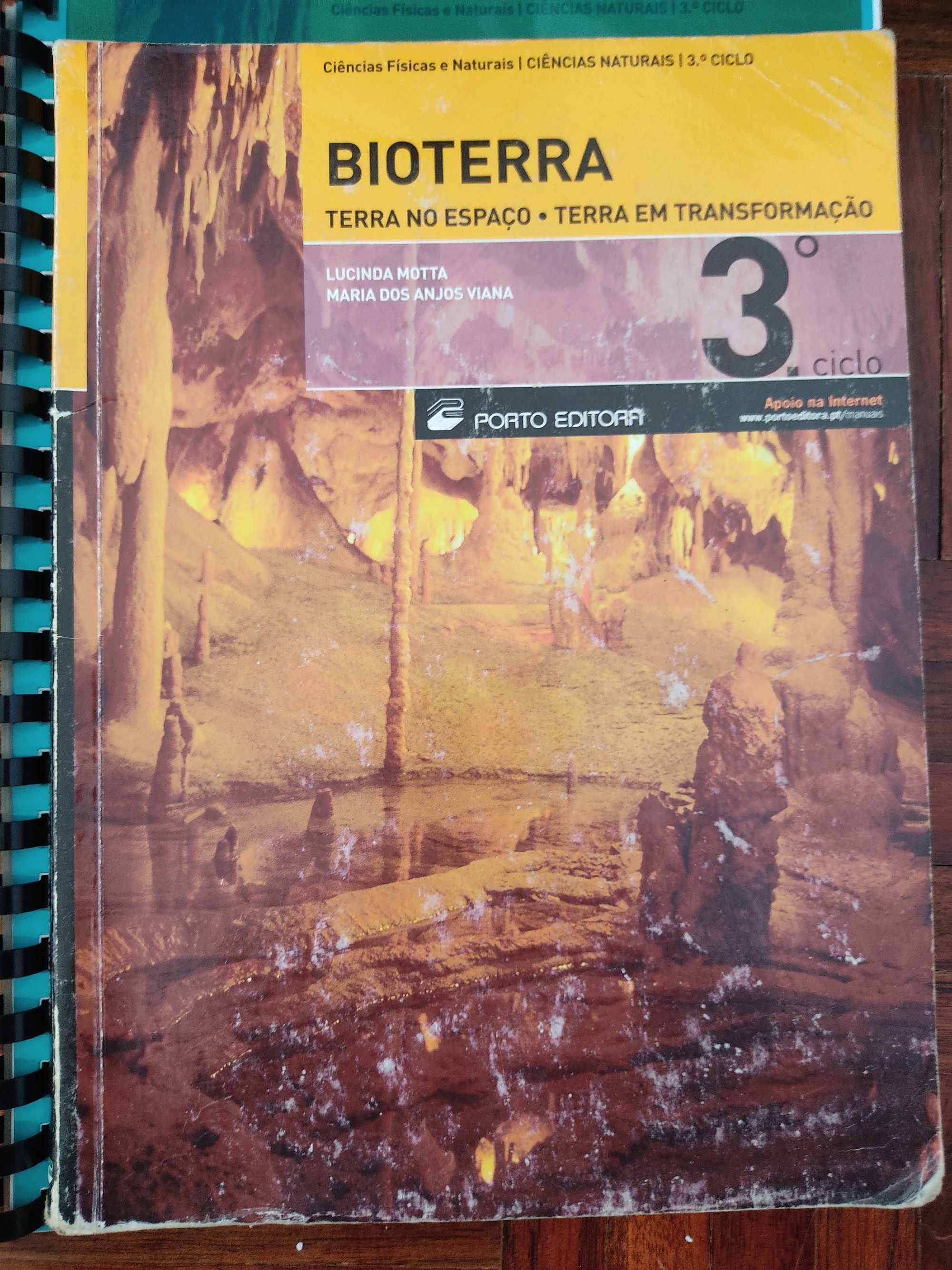 Livros escolares de diferentes anos de ensino e disciplinas