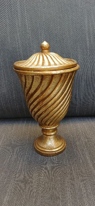 P0te dourado com tampa