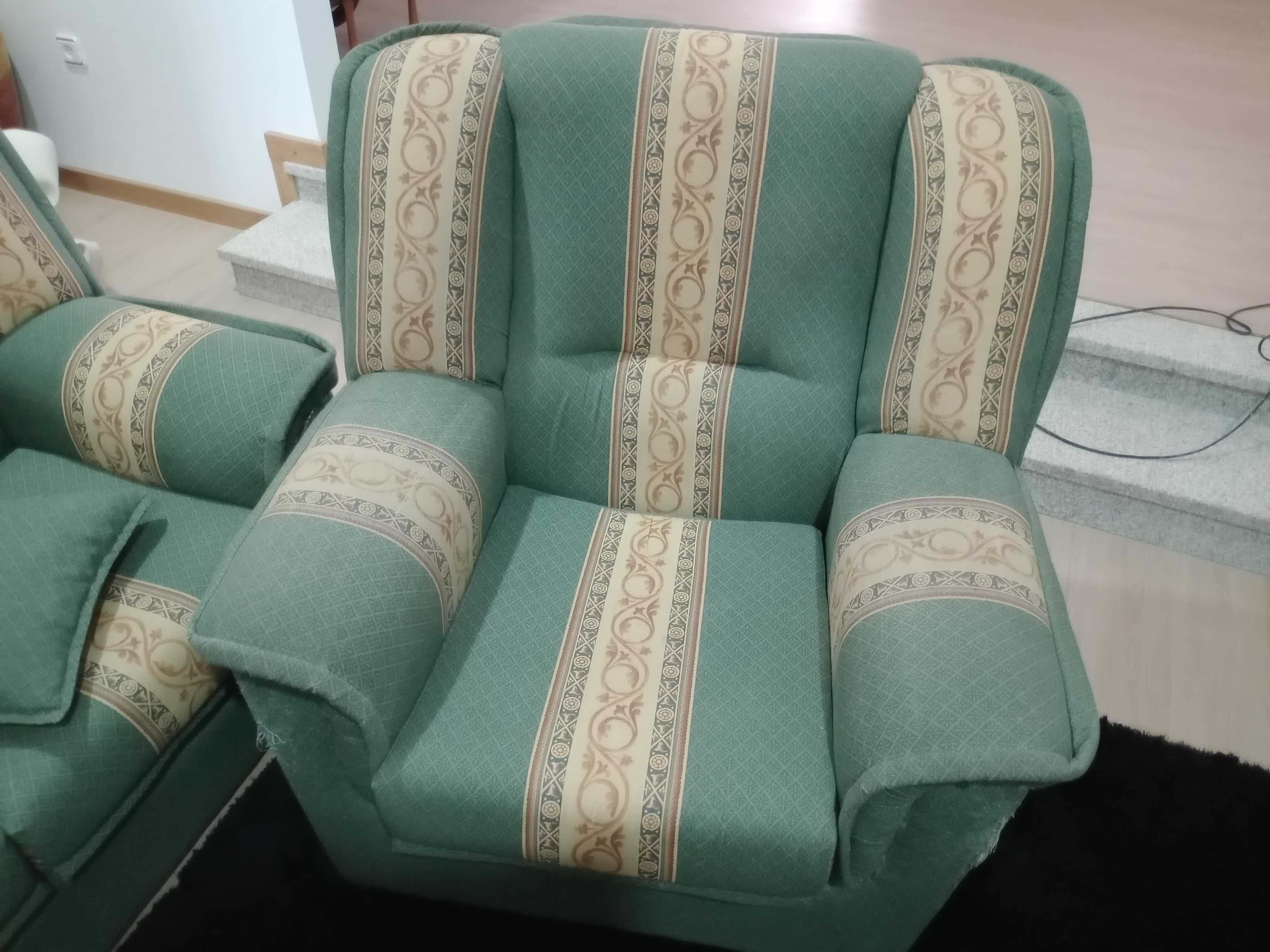 3 Sofás (2 Poltronas e um Sofá Cama de 3 Lugares)