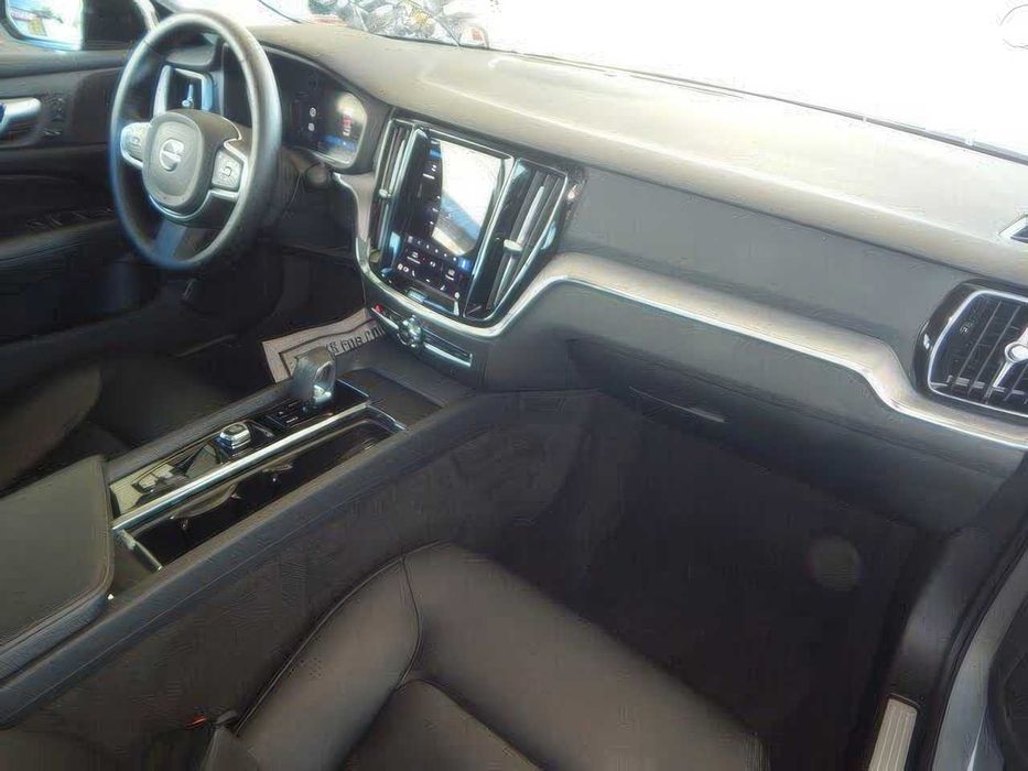 Volvo S60 B5 Core Dark Theme      2024