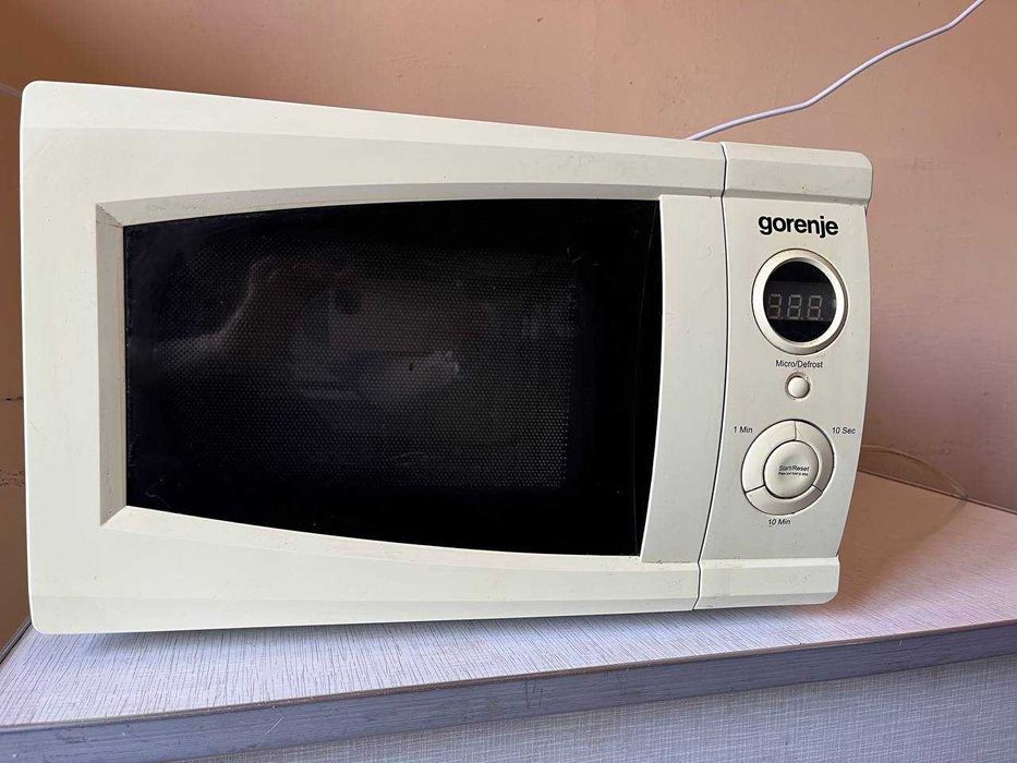 Мікрохвильова піч "Гореніє" з невеликим дефектом