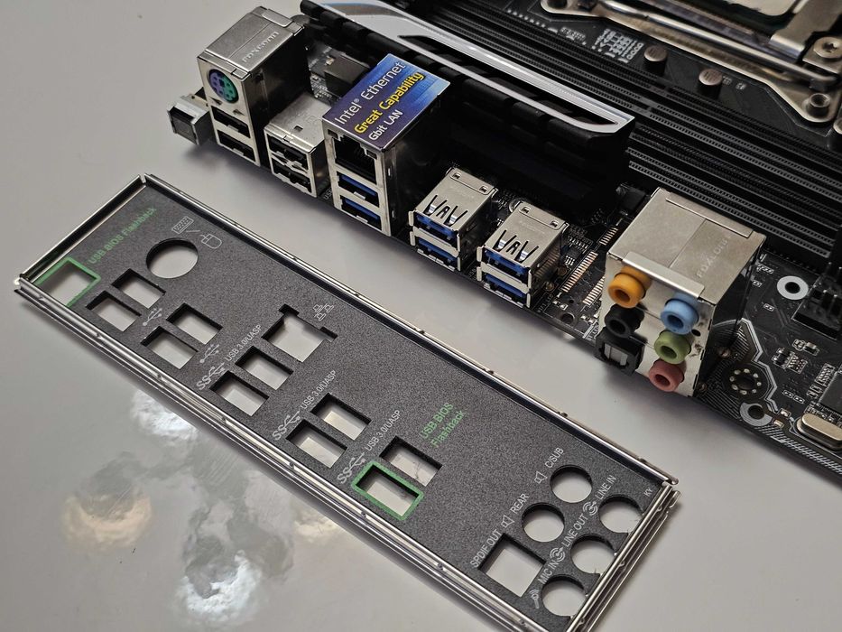 Ігрова материнська плата Asus X99-A / S2011v3 / DDR4 + i7 5930K