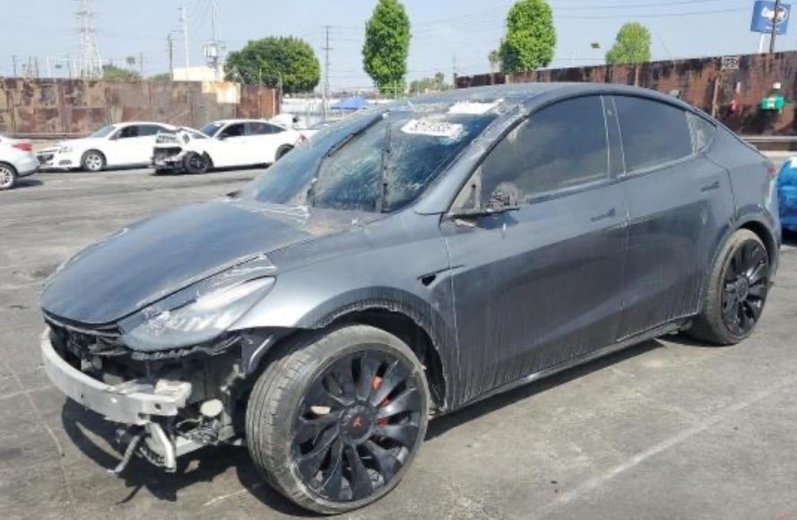 Тесла X продаж в дорозі