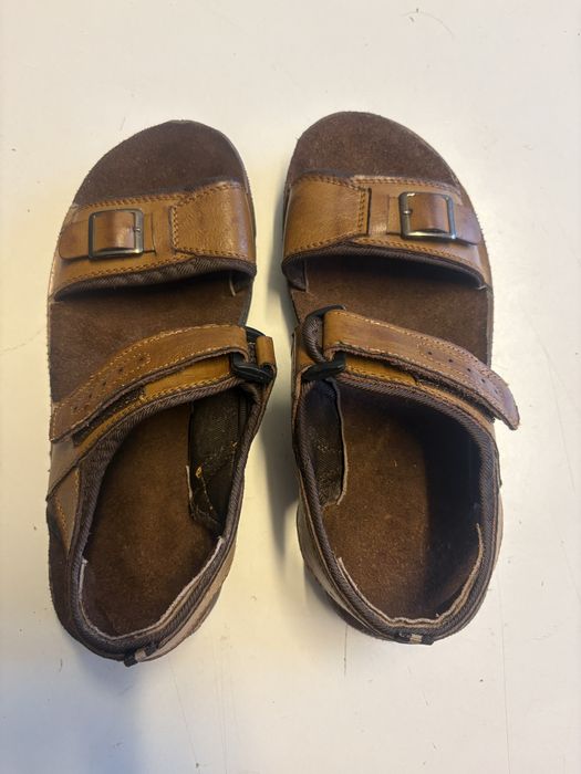 Sandálias castanhas