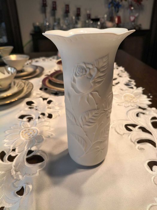 Wazon Kaiser Porzellan „Róża”, projekt M. Frey, porcelana biskwitowa