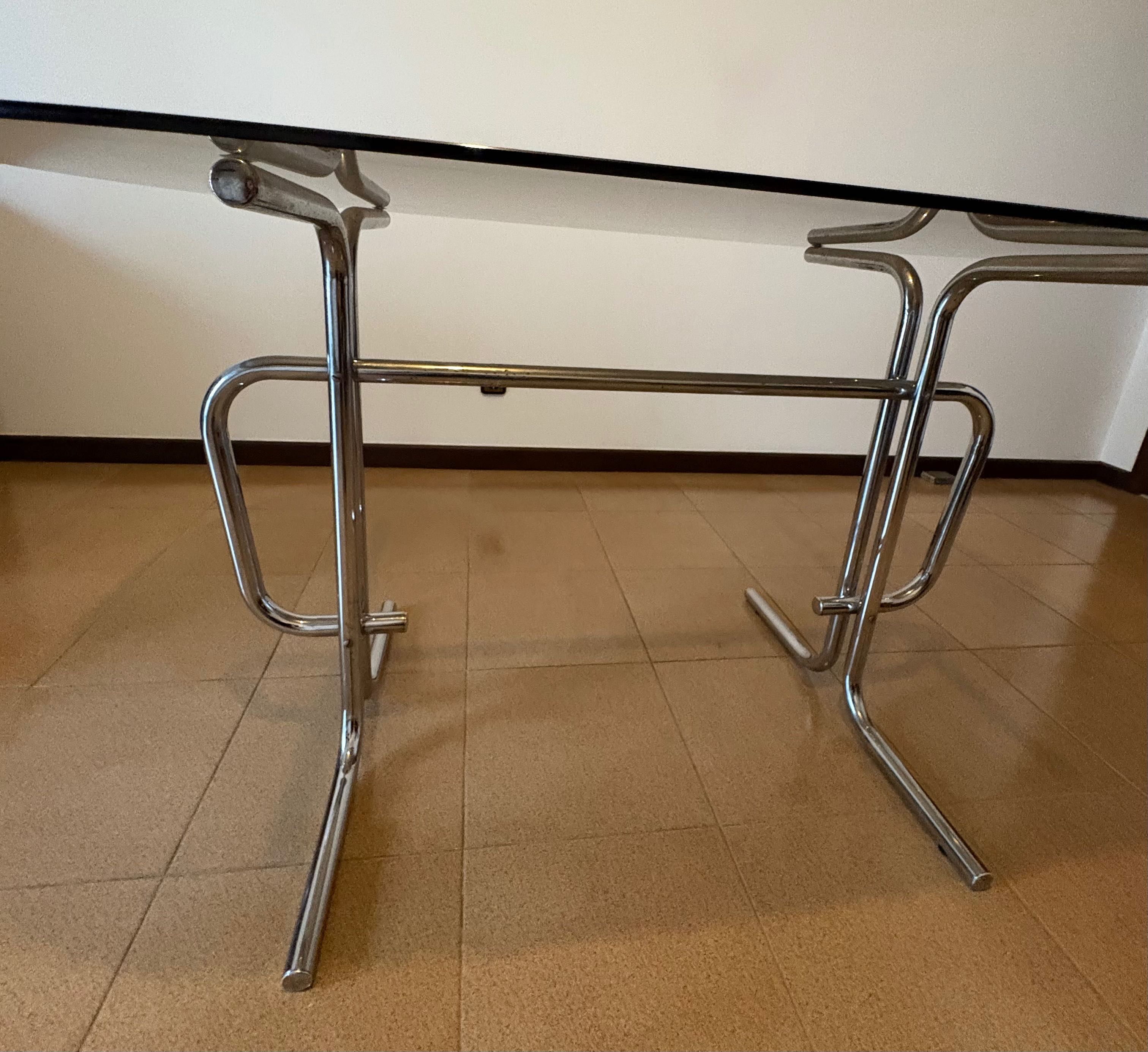 Mesa de sala com vidro escurecido