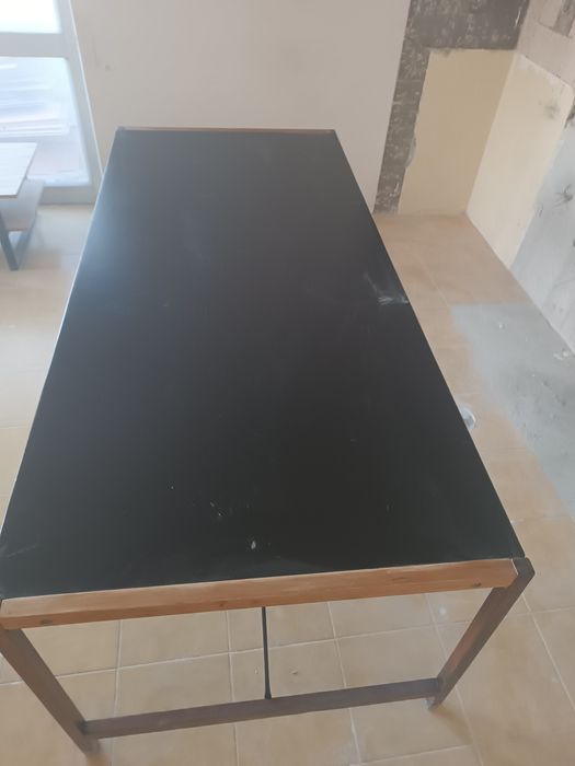 Mesa com oferta das cadeiras