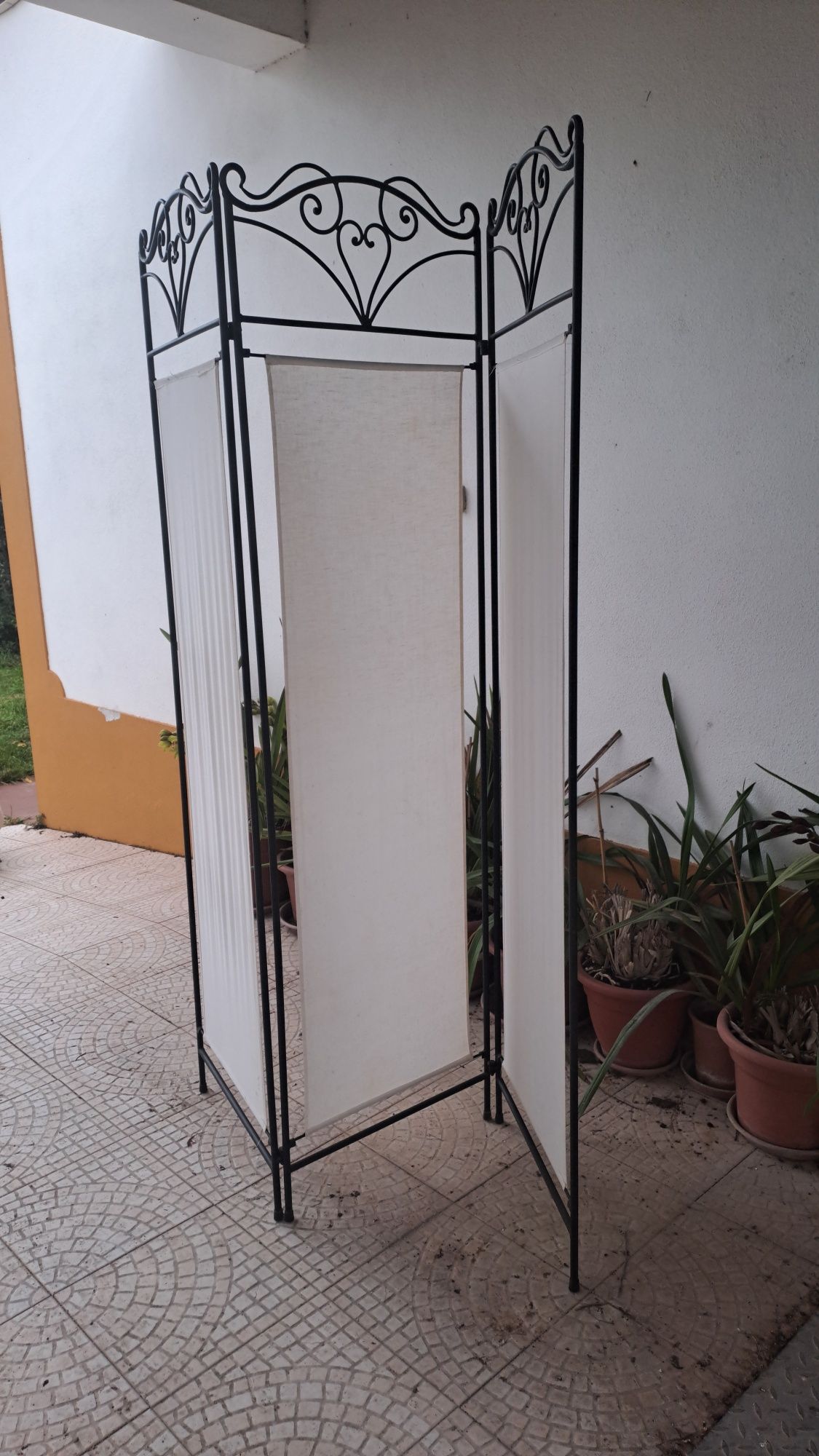 Biombo em ferro  com cortinas