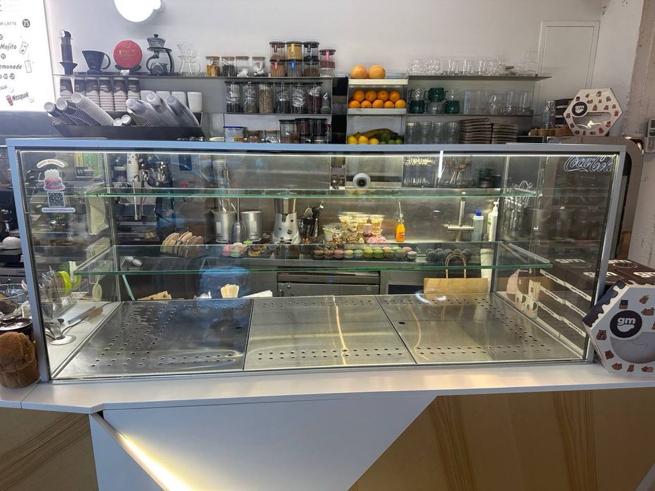 Кондитерська вітрина