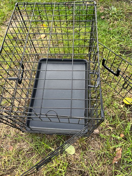 Czarna klatka dla psa