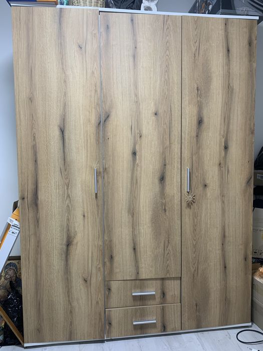 Продаю шафу тридверну  розмір : 1,5м/ 0.5 / 2,05 р в хорошому стані