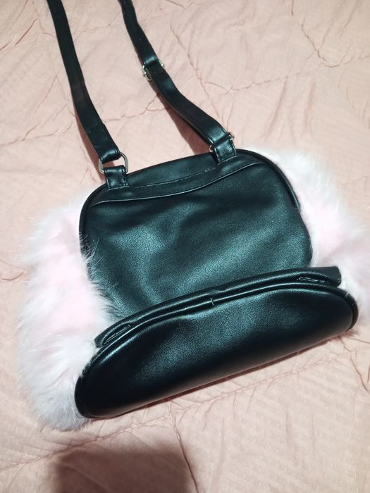 Pequena mala pelo rosa.