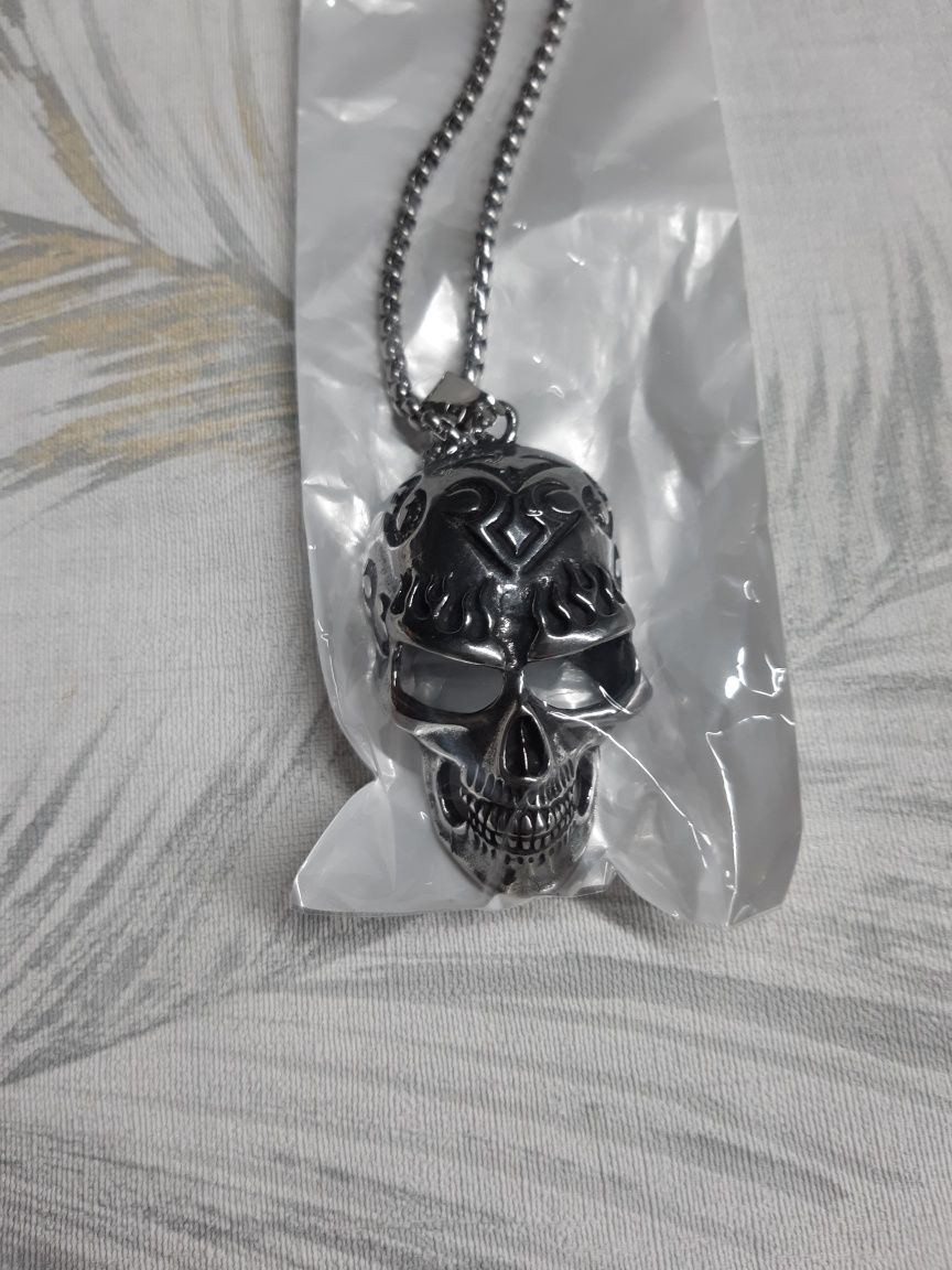 Corrente com caveira grande