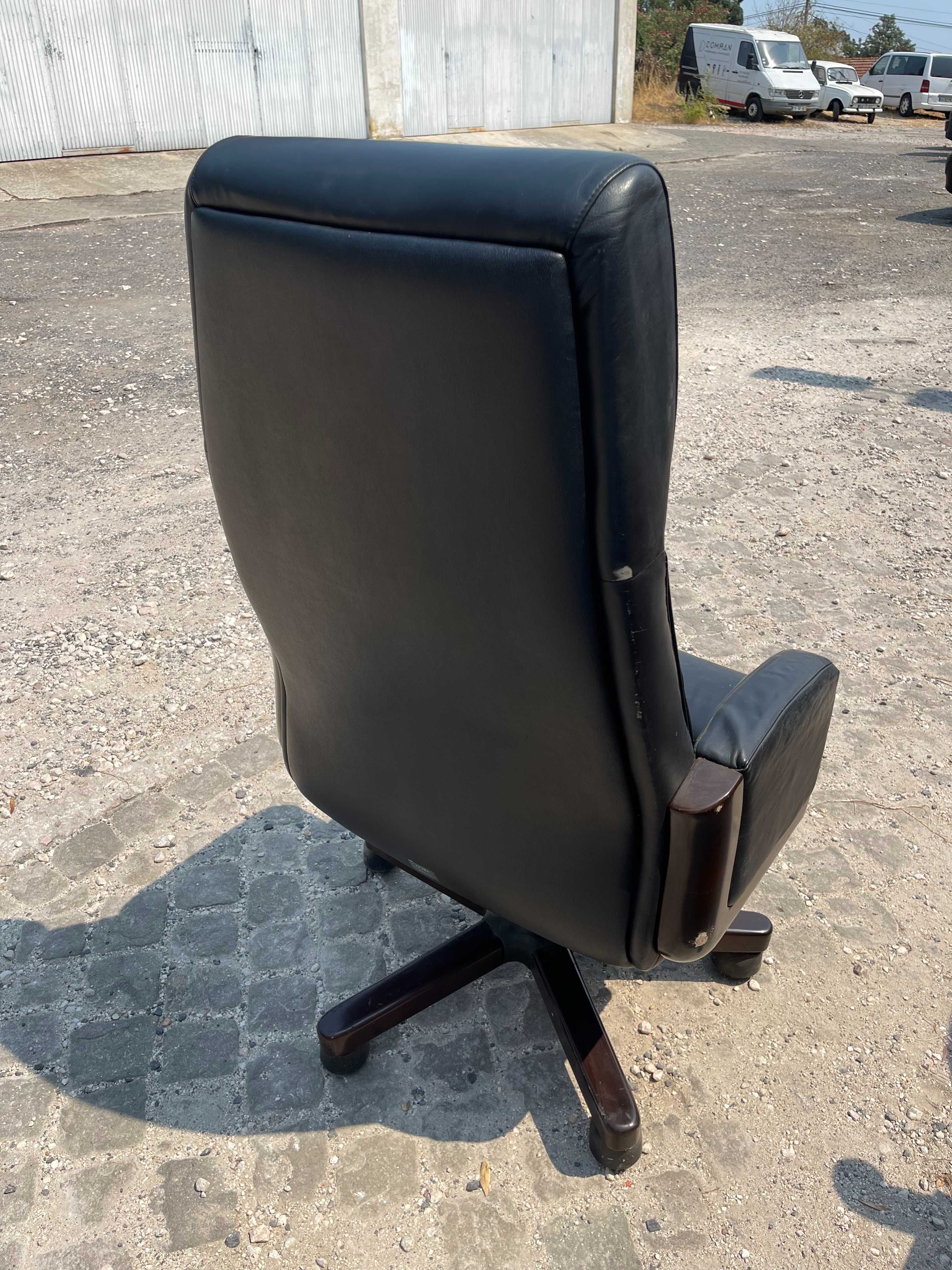 Cadeira de escritório ergonómica em cabedal e madeira