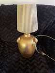 Lampa stojąca z kloszem zlota z żabami