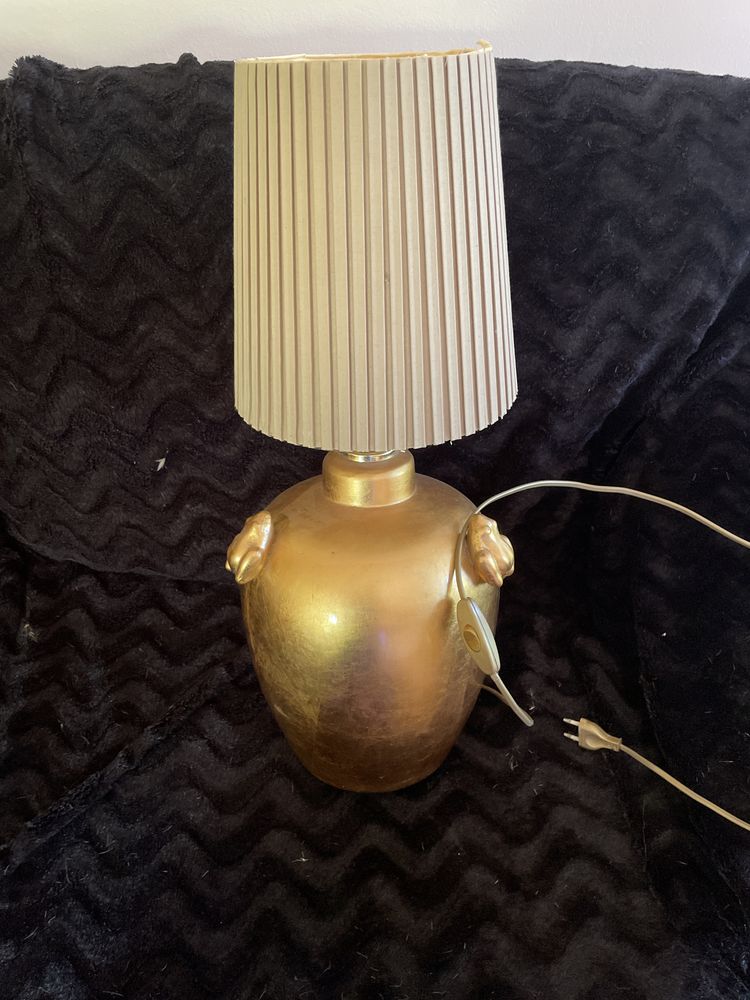 Lampa stojąca z kloszem.