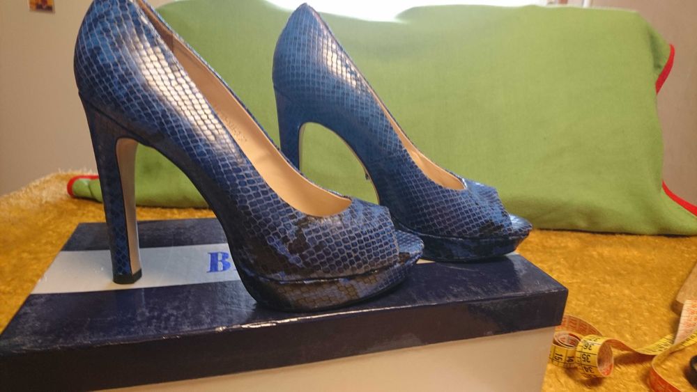Туфли кожанные, синие, под змеиную кожу. Фирма Mia May