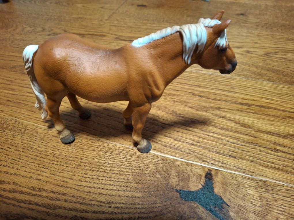 Koń klacz figurka