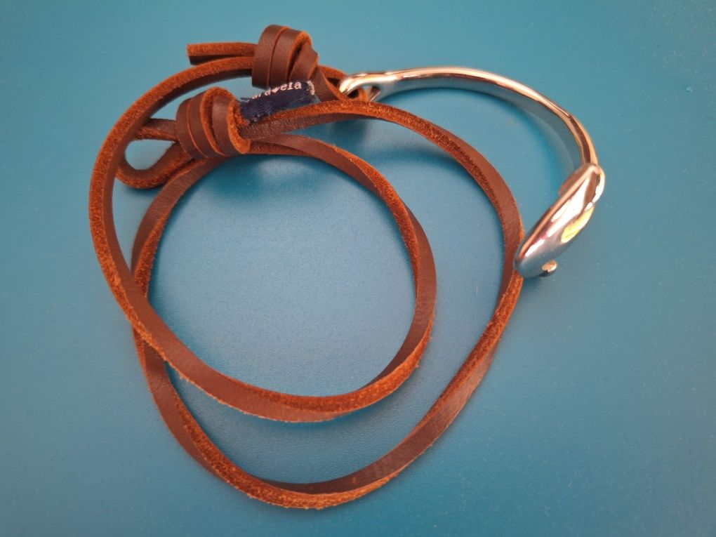 Pulseira Caravela em couro.