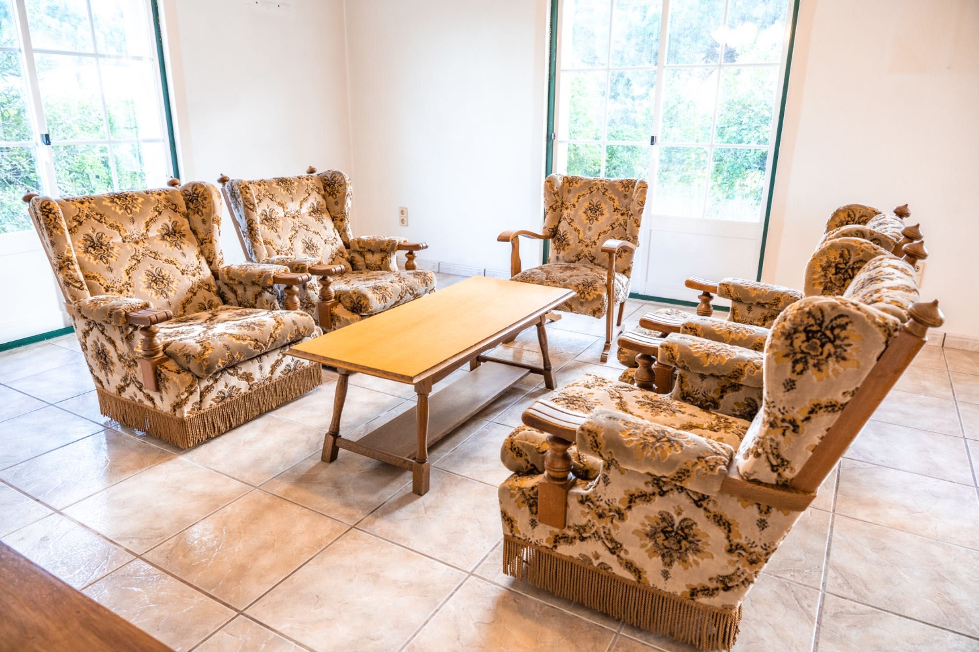 Sofás estofados e em madeira maciça como NOVOS + mesa de centro