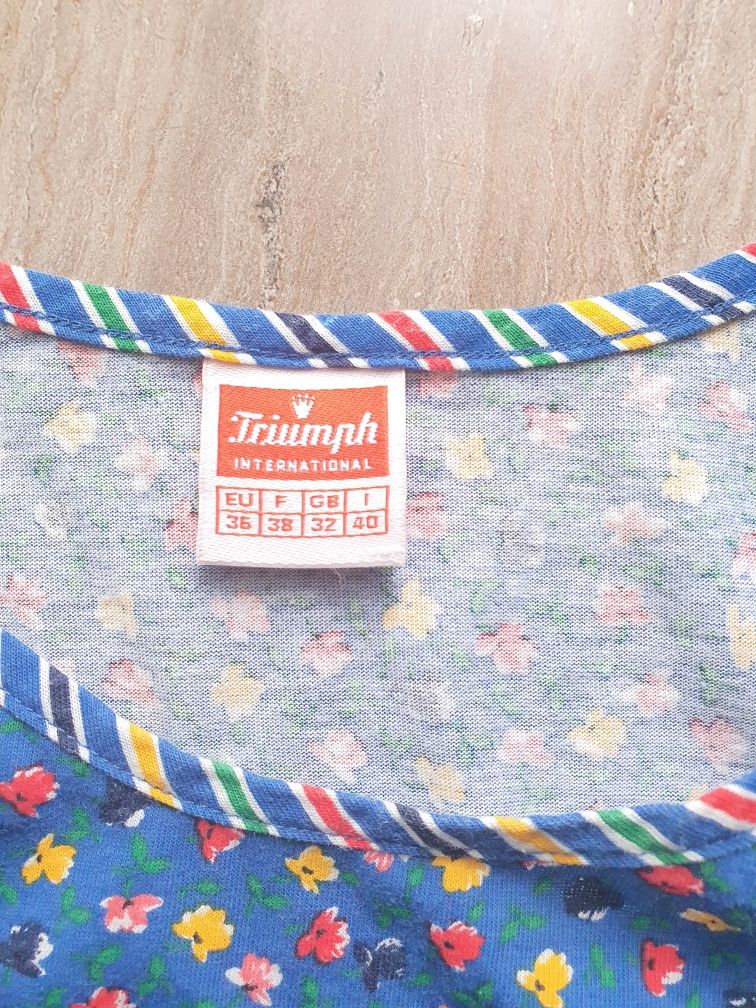 Koszulka w kwiatuszki. Triumph